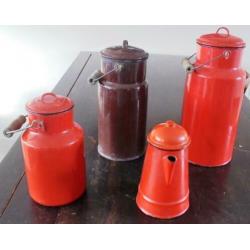 3 emaille Melkemmertjes en 1 Koffiepot