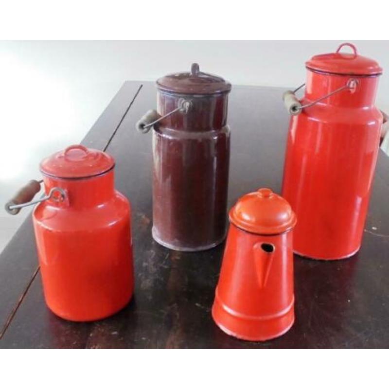 3 emaille Melkemmertjes en 1 Koffiepot