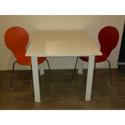 Witte tafel (80 x 80 cm) met twee stoelen
