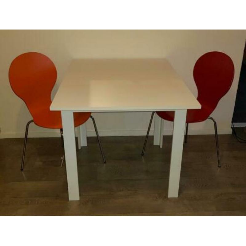 Witte tafel (80 x 80 cm) met twee stoelen