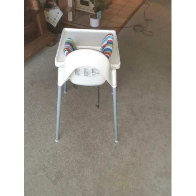 Kinderstoel met riempje en verkleiner.