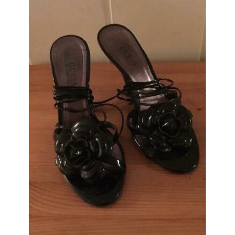 Aparte zwarte lak leren pumps met aparte hak van Guess, 37