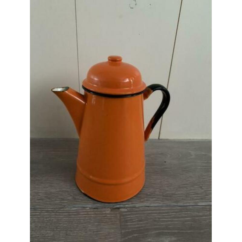 Oranje emaille koffiekan