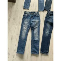 Vier spijkerbroeken slim fit, draagmaat 140.