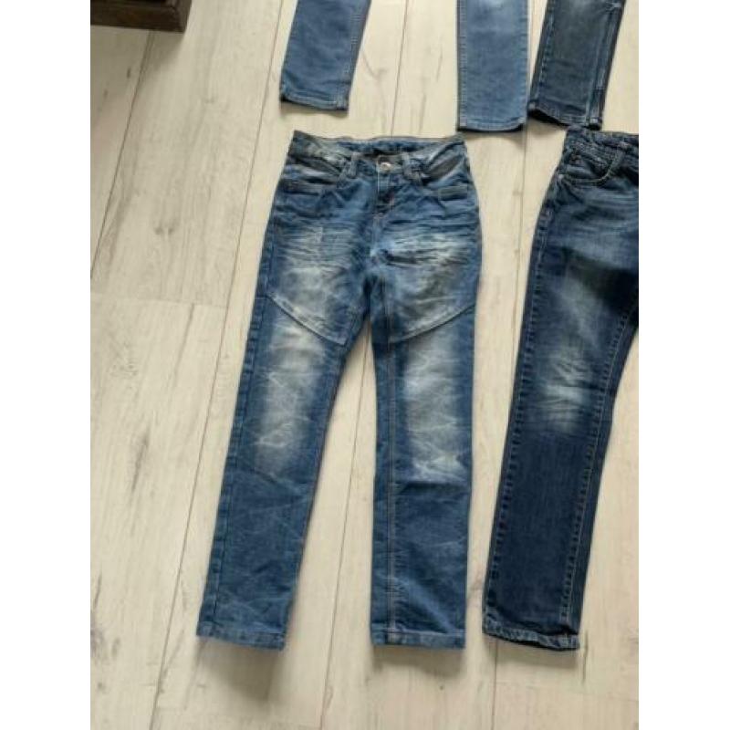 Vier spijkerbroeken slim fit, draagmaat 140.