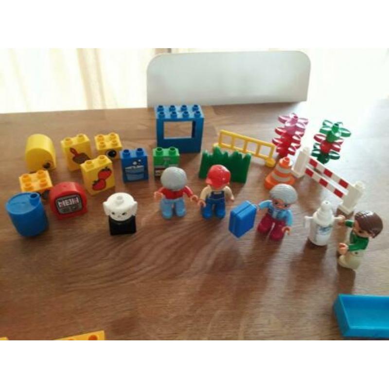 Duplo. Boerderij, dieren, poppetjes, stenen, cars, auto's.