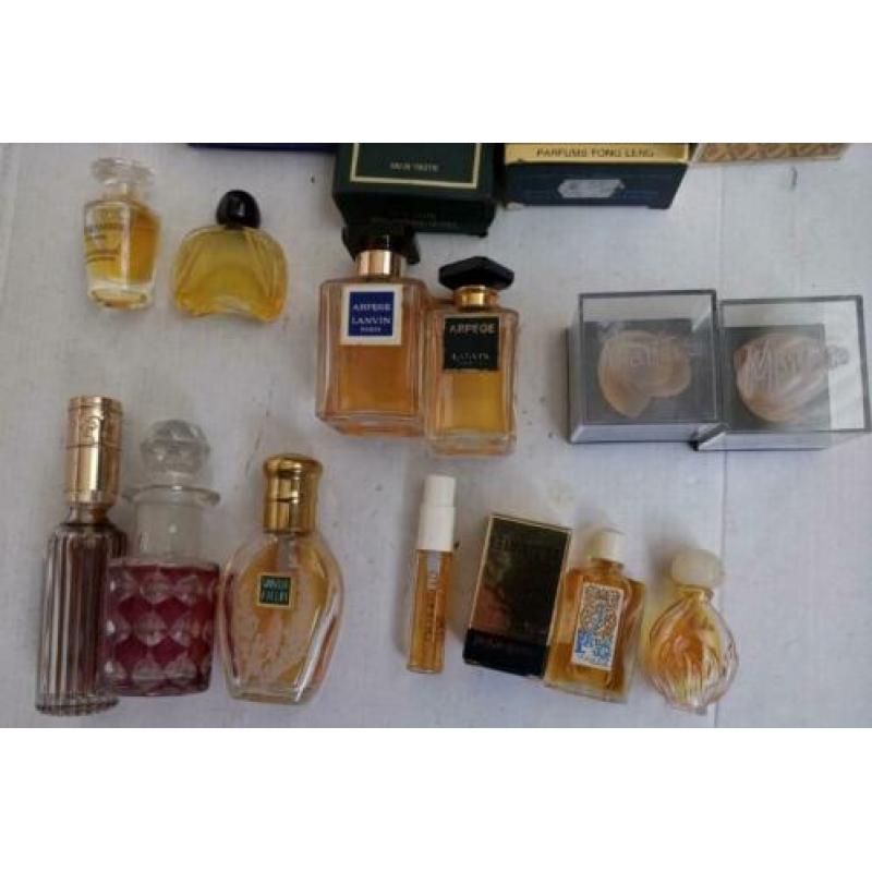 17 oude antieke kleine parfumflesjes fong leng nina rici vol