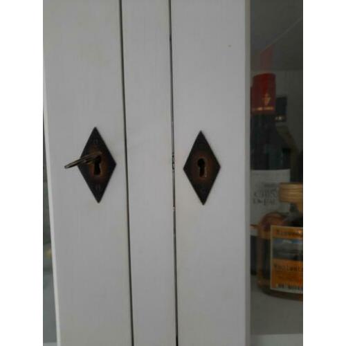 Witte houten bufferkast