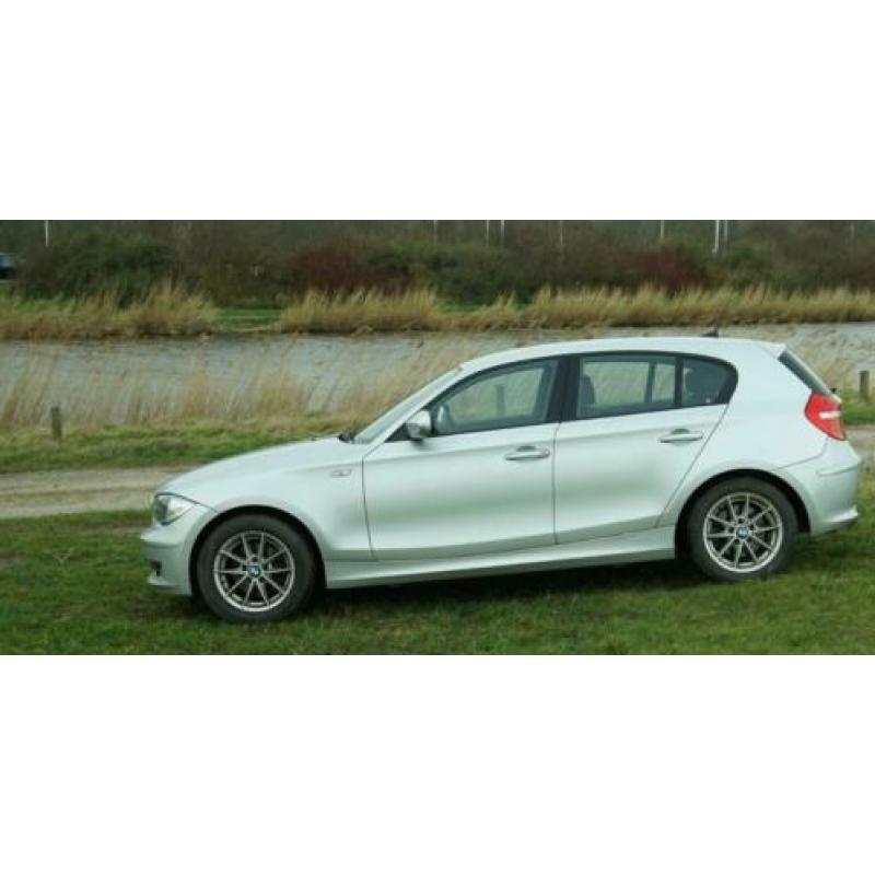 BMW 1serie 2.0 118i Automaat met Sport interieur