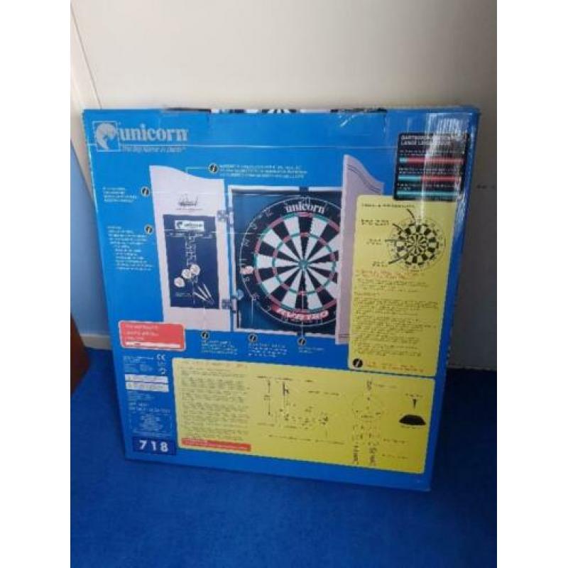 Dartbordset van Unicorn compleet met kast en toebehoren