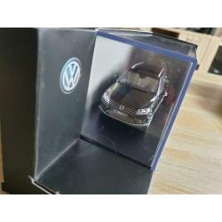 VW Touareq zwart 1:43 ( VW Dealer)