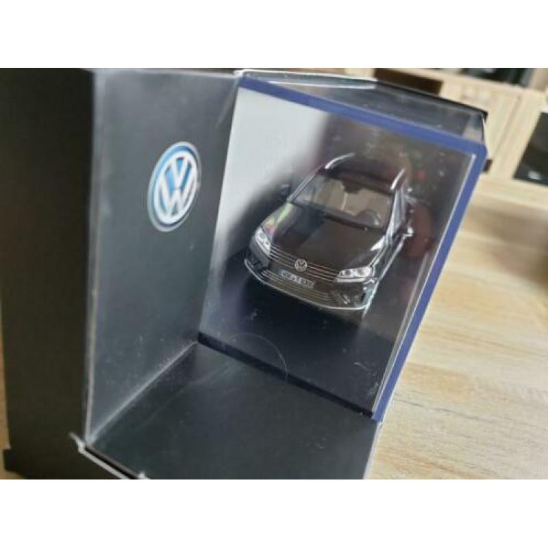 VW Touareq zwart 1:43 ( VW Dealer)