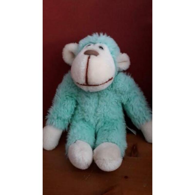Groene aap. Zeer knuffelig. 30 cm. Gewassen 5,50.