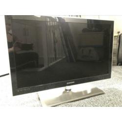 Samsung 50hz HD tv 32 inch met zilveren voetstuk