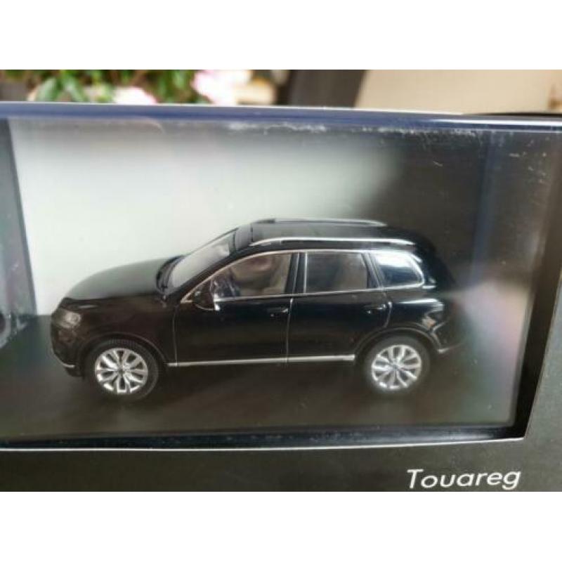 VW Touareq zwart 1:43 ( VW Dealer)