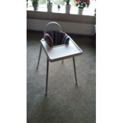 Kinderstoel met riempje en verkleiner.