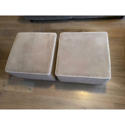 2 Beige banken een 2,5 en 3 zits incl 2 hookers
