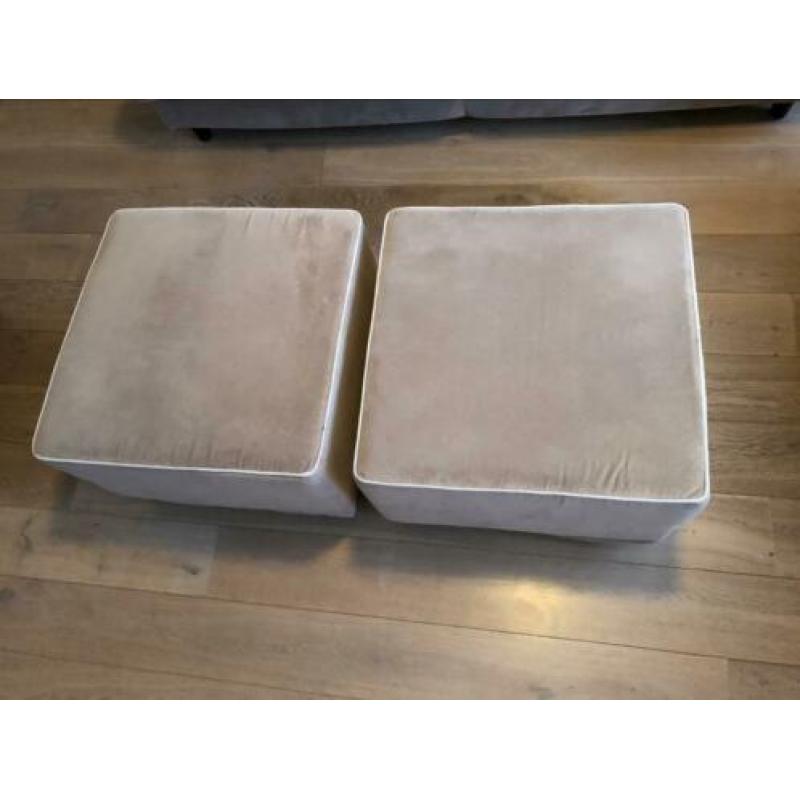 2 Beige banken een 2,5 en 3 zits incl 2 hookers