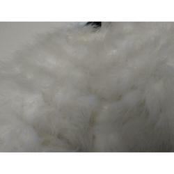 Witte stola met veren