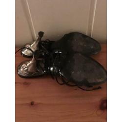 Aparte zwarte lak leren pumps met aparte hak van Guess, 37