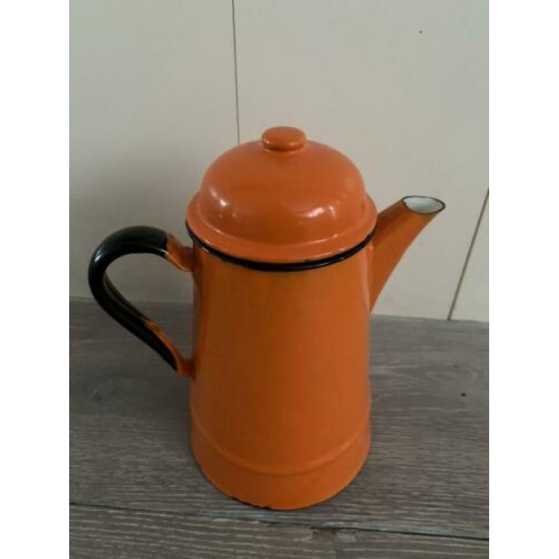 Oranje emaille koffiekan
