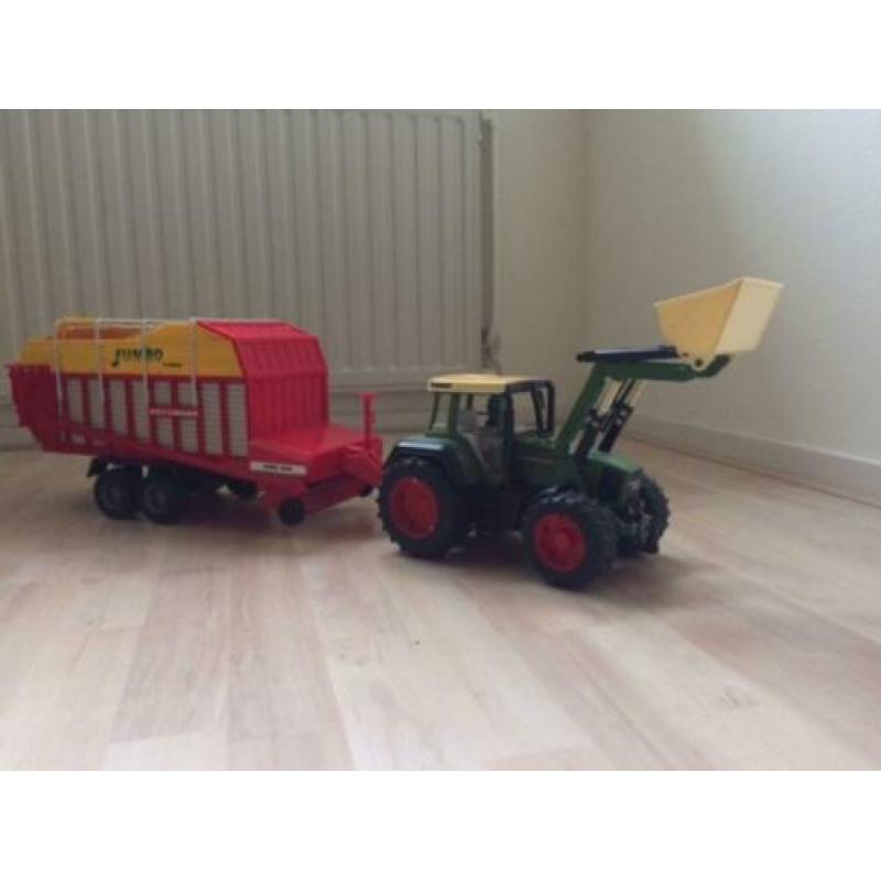Bruder. Fendt tractor + voorlader + opraapwagen. Als nieuw.