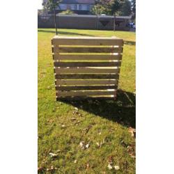 2 Houten barren, zelf gemaakt, buitenshuis