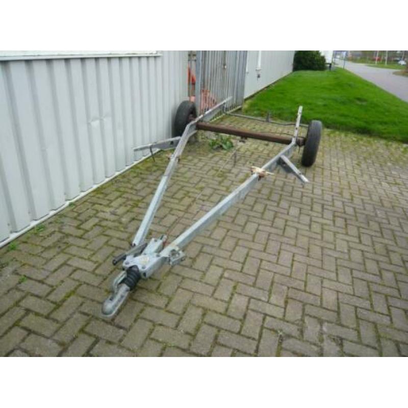 aangeboden zeer goed werken bootonderstel €150,-