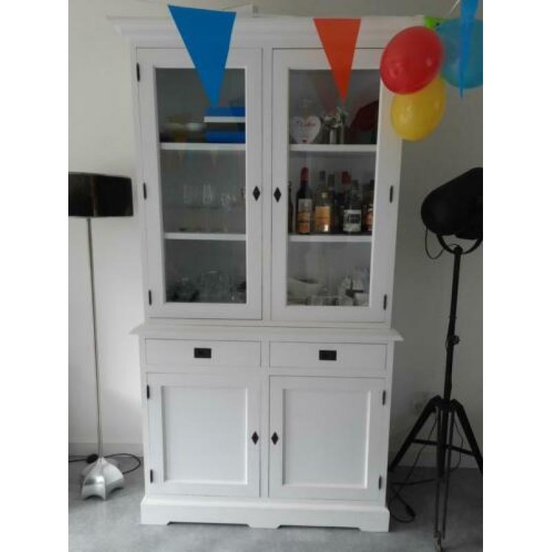 Witte houten bufferkast