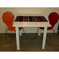 Witte tafel (80 x 80 cm) met twee stoelen
