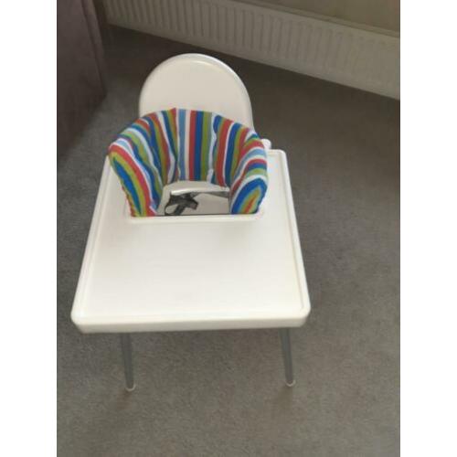 Kinderstoel met riempje en verkleiner.
