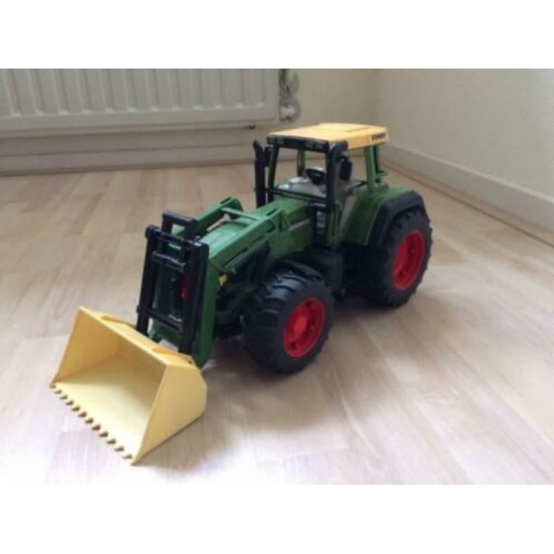 Bruder. Fendt tractor + voorlader + opraapwagen. Als nieuw.