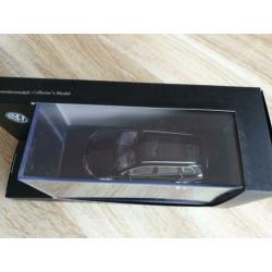VW Touareq zwart 1:43 ( VW Dealer)