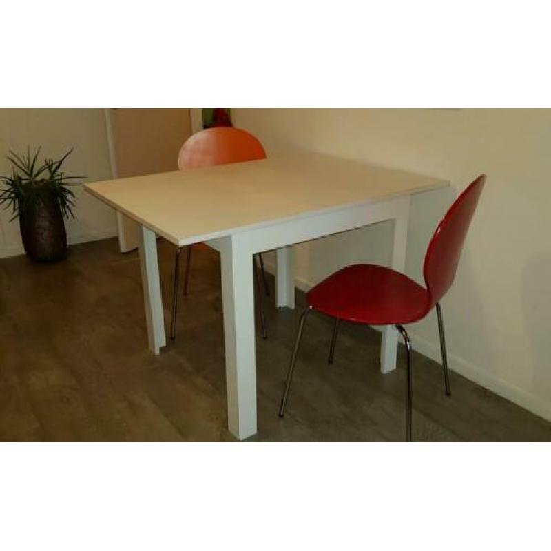Witte tafel (80 x 80 cm) met twee stoelen