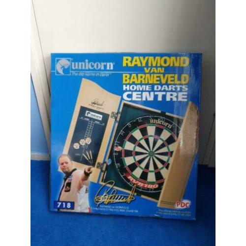 Dartbordset van Unicorn compleet met kast en toebehoren