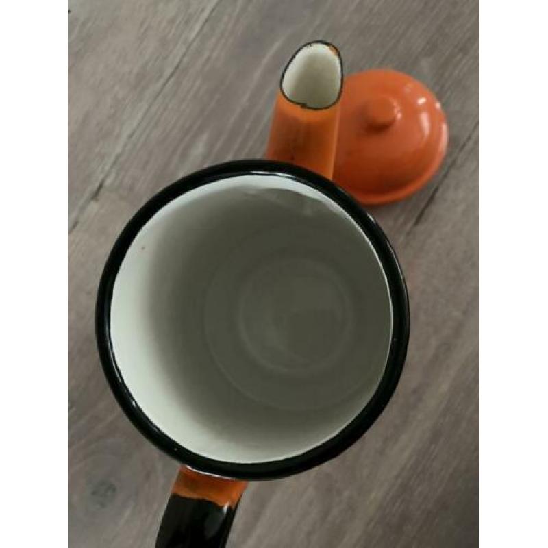 Oranje emaille koffiekan