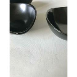 Retro/50s Plateel pinda setje met 5 kleine bakjes Kleur : Zw