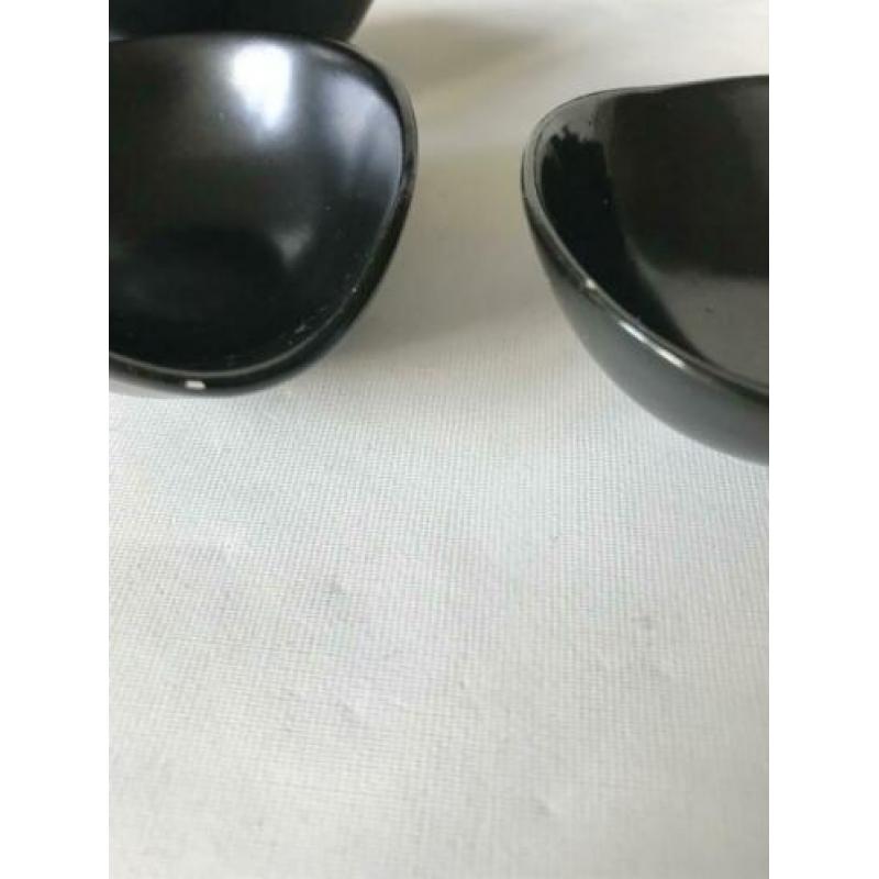 Retro/50s Plateel pinda setje met 5 kleine bakjes Kleur : Zw