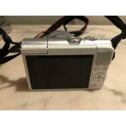 Canon EOS M100 wit te koop, 2 x gebruikt. Zo goed als nieuw!