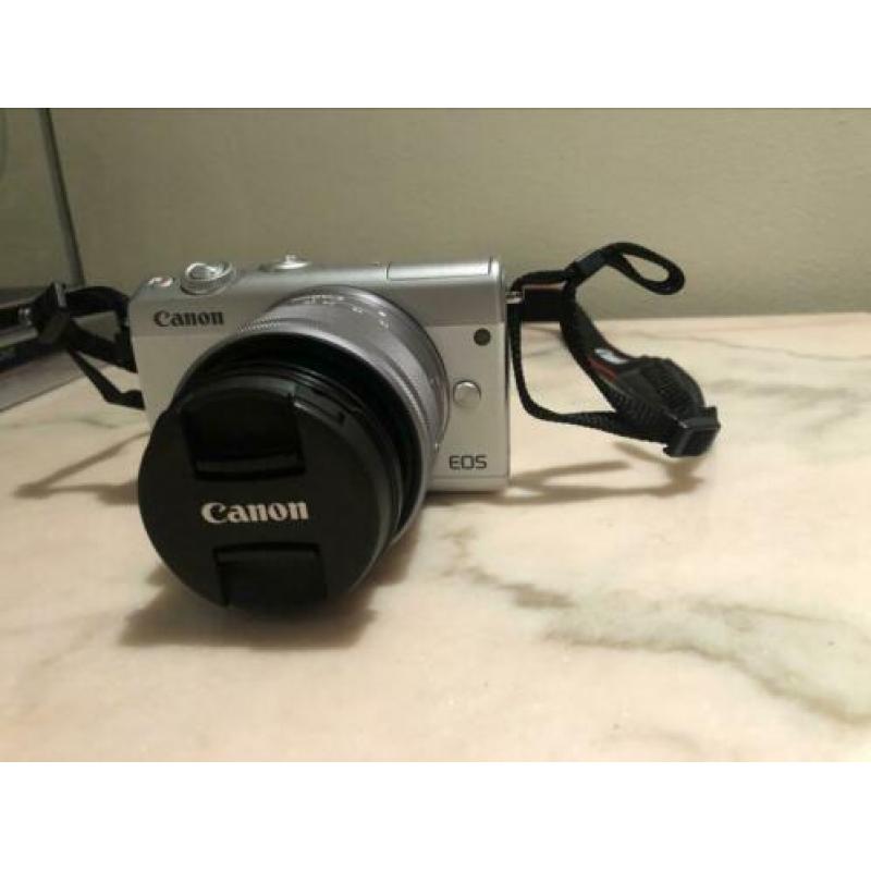 Canon EOS M100 wit te koop, 2 x gebruikt. Zo goed als nieuw!