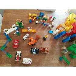 Duplo. Boerderij, dieren, poppetjes, stenen, cars, auto's.