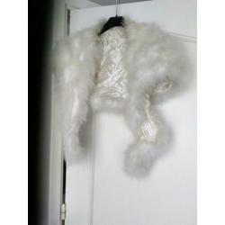 Witte stola met veren