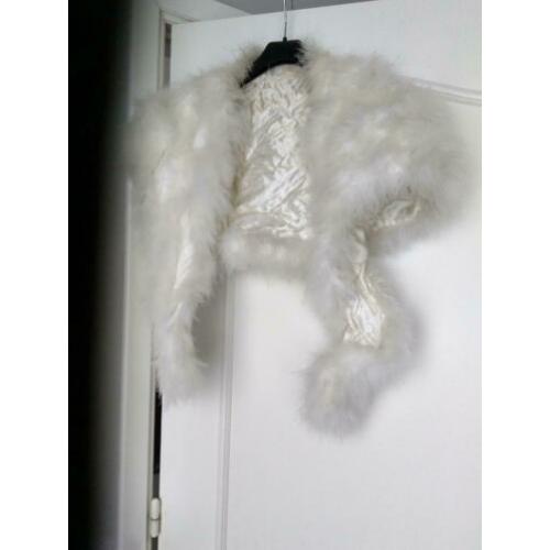 Witte stola met veren