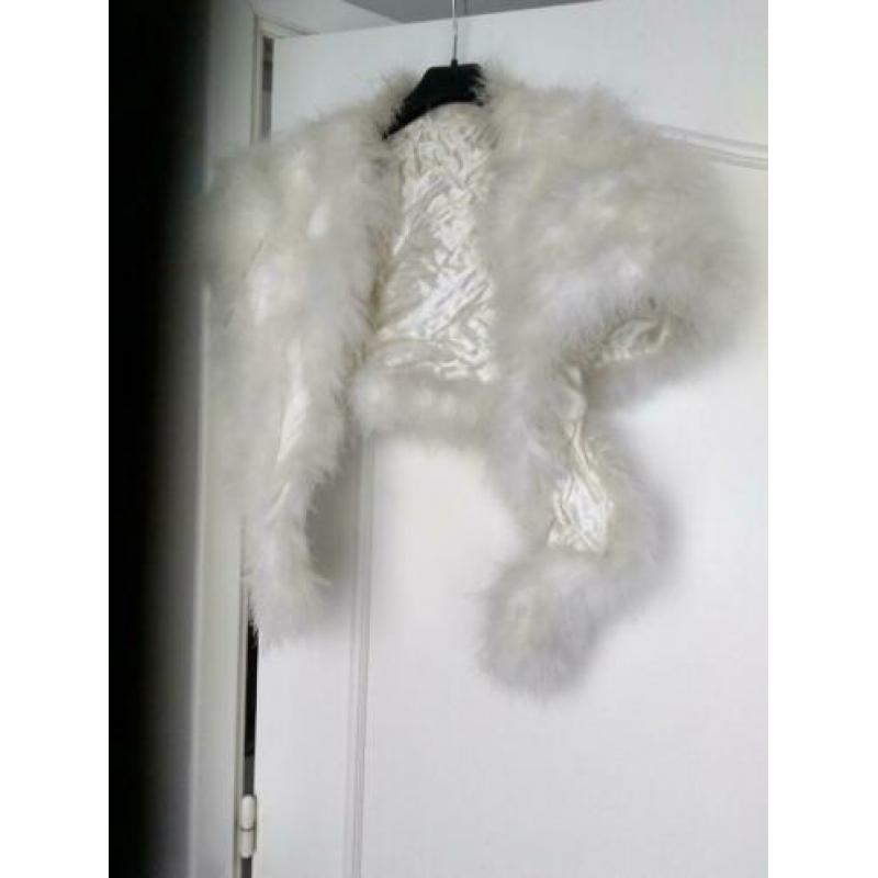 Witte stola met veren