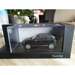VW Touareq zwart 1:43 ( VW Dealer)