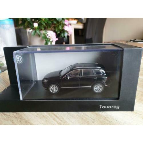 VW Touareq zwart 1:43 ( VW Dealer)