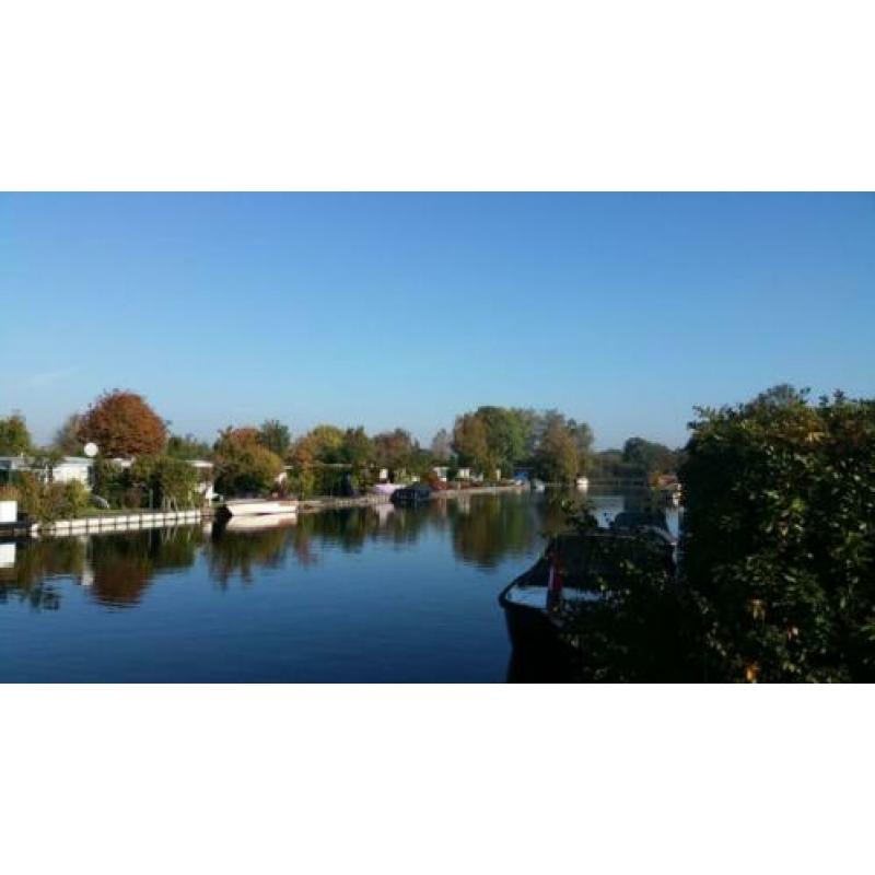 Stacaravan aan Vinkeveense plassen met ligplaats voor boot