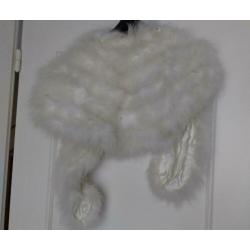 Witte stola met veren