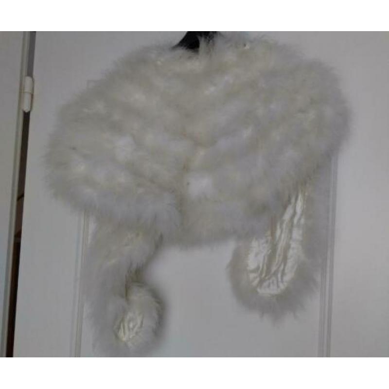 Witte stola met veren