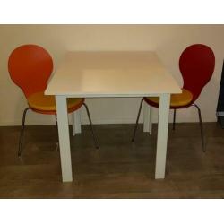 Witte tafel (80 x 80 cm) met twee stoelen